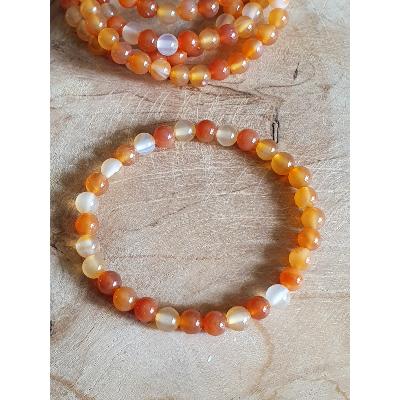  Bracelet  cornaline sur fil élastique et perles de 6 mm de diamètres
