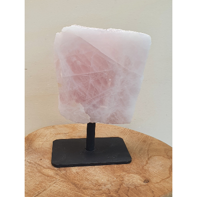 Quartz rose polie et brute sur socle 