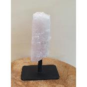 Quartz rose polie et brute sur socle 